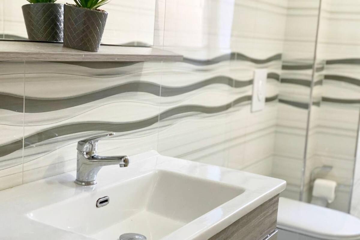 Ultra Apartments 'New Baazar 2' Тирана Екстериор снимка